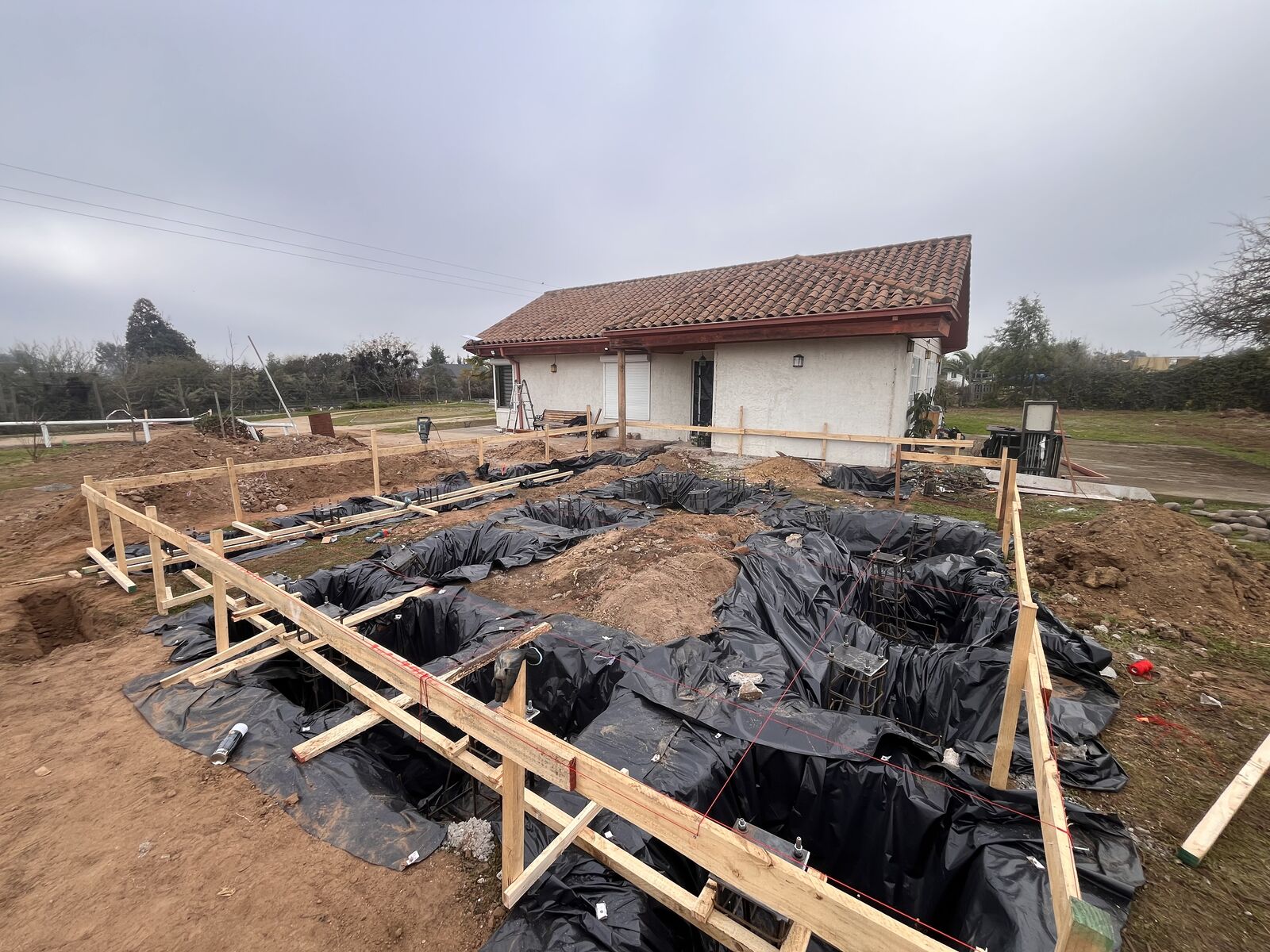 Fundaciones y enfierradura de ampliación de vivienda unifamiliar en Unihue
