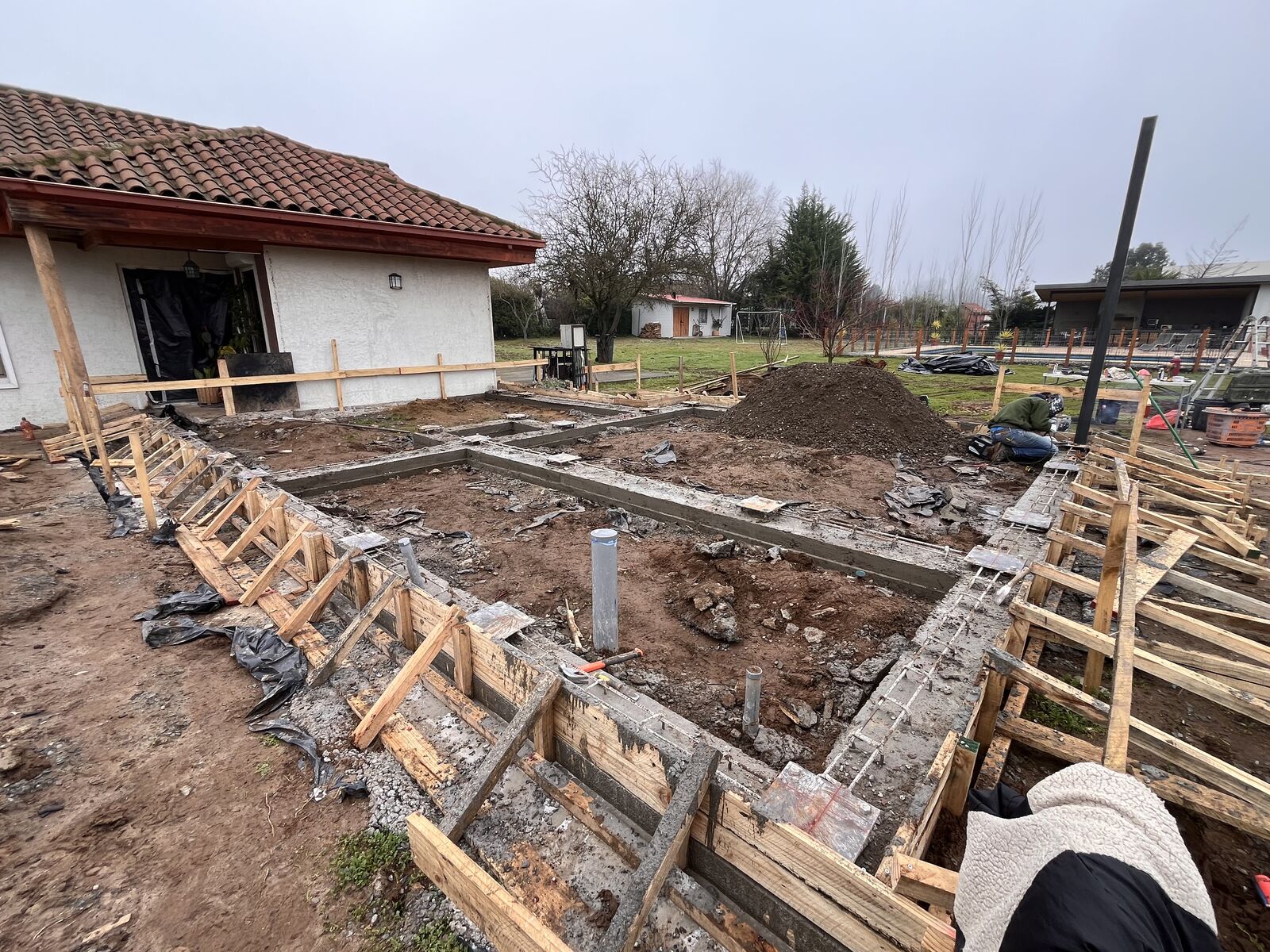 Moldajes y radier de ampliación de vivienda unifamiliar ejecutada por GHM Civil en Unihue
