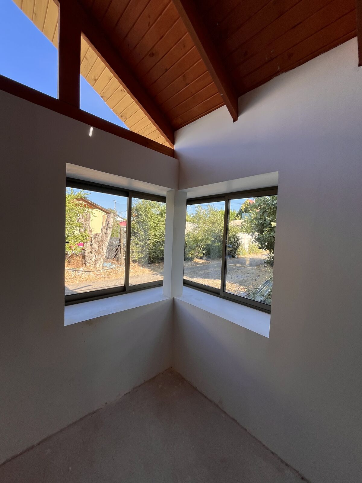 Bow window con ventanas termopanel en vivienda de 97 m² en Talca, Región del Maule