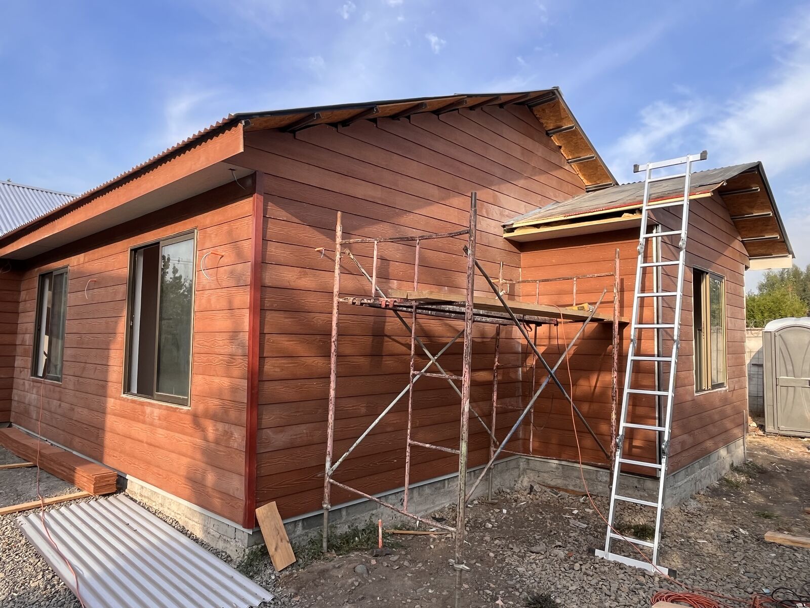 Fachada revestida en fibrocemento con estructura Vulcometal en vivienda unifamiliar en Talca