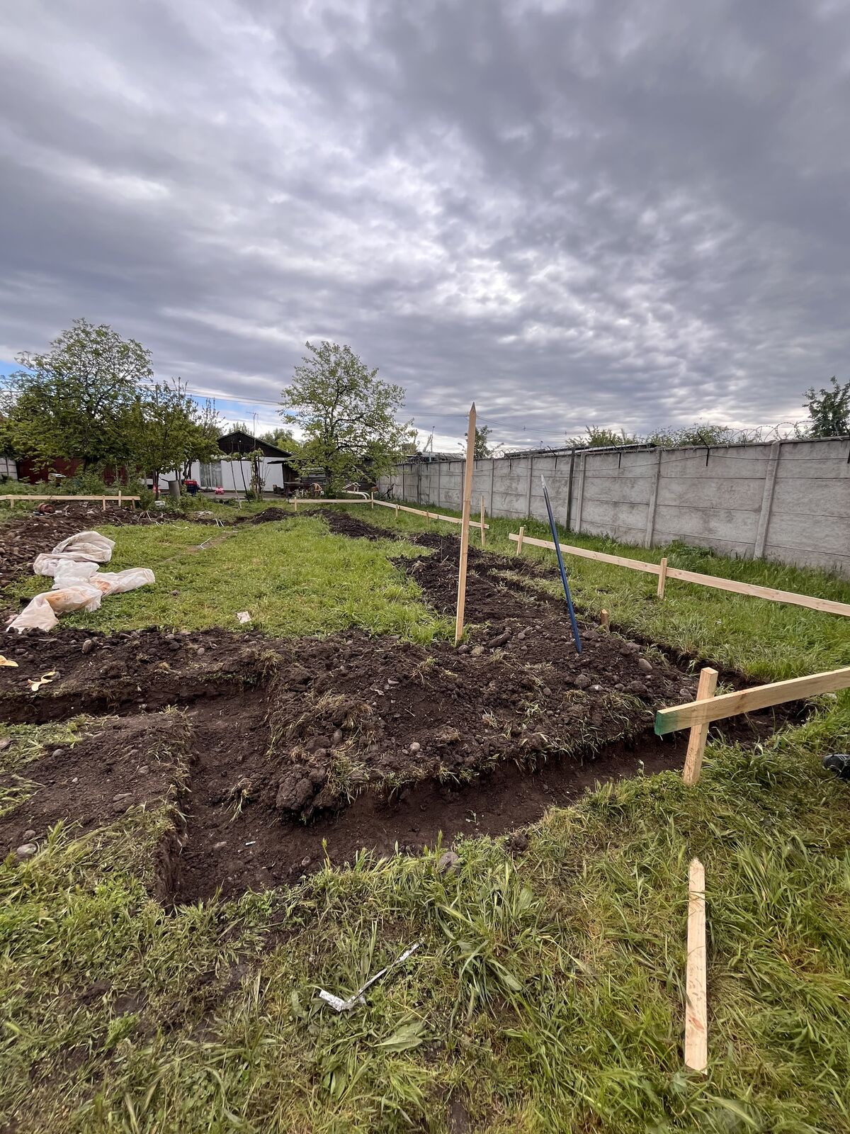 Excavación de fundación corrida y trazado de vivienda unifamiliar de 97 m² en Talca