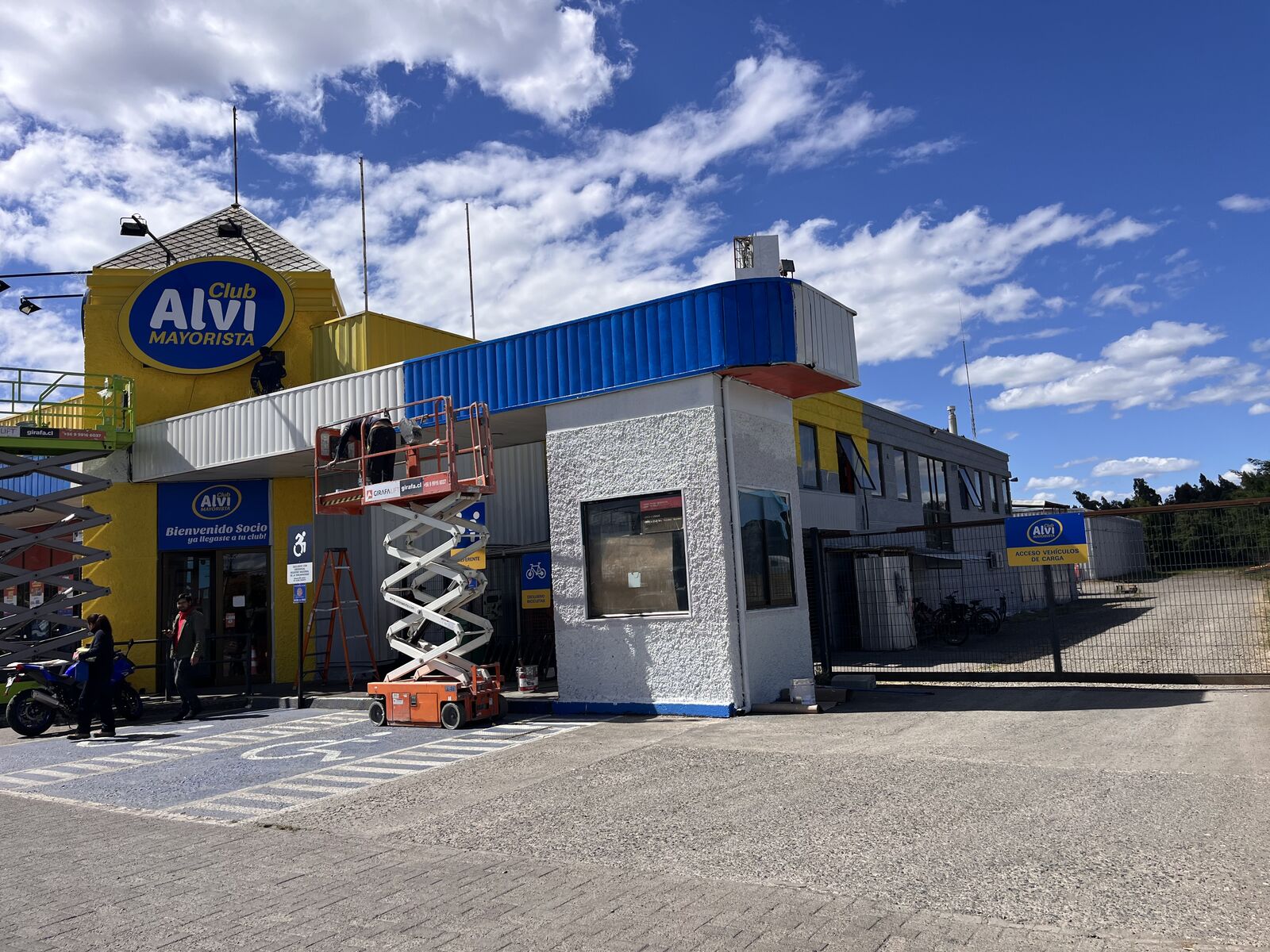 Trabajos de pintura y revestimiento de fachada en supermercado Alvi de Angol
