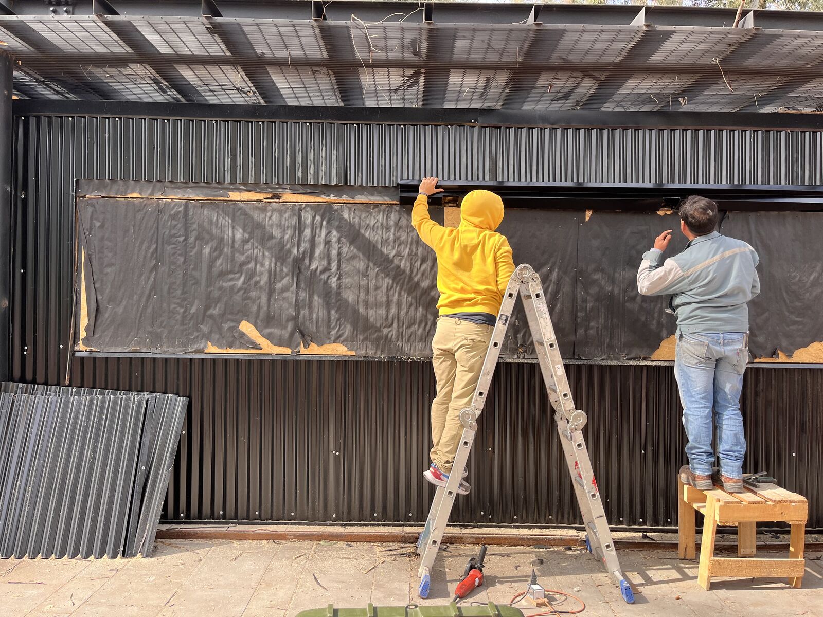 Instalación de revestimiento metálico en local comercial del Balneario Río Claro, Talca