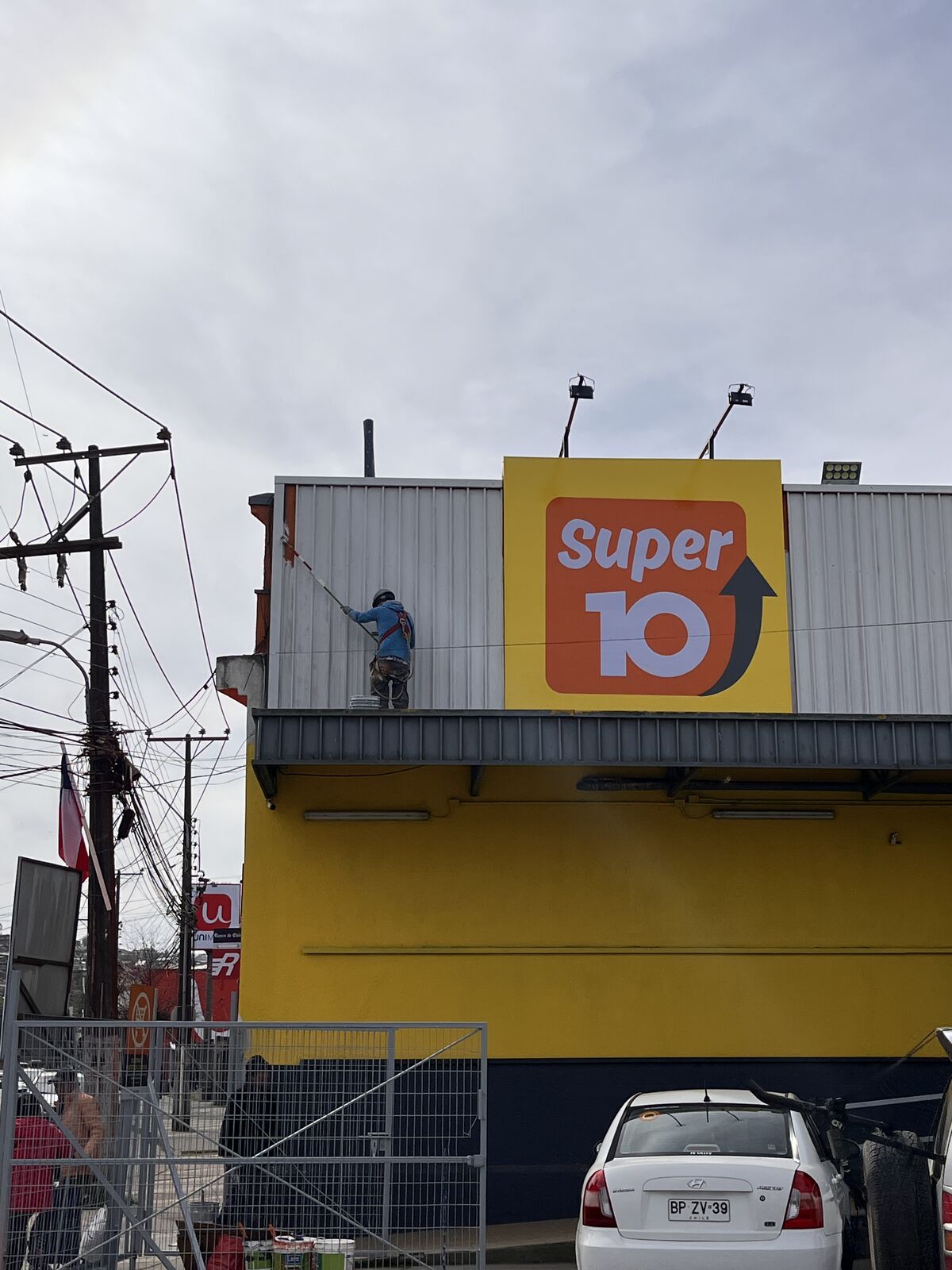 Pintura de fachada en altura en supermercado Super 10 de Tomé ejecutada por GHM Civil