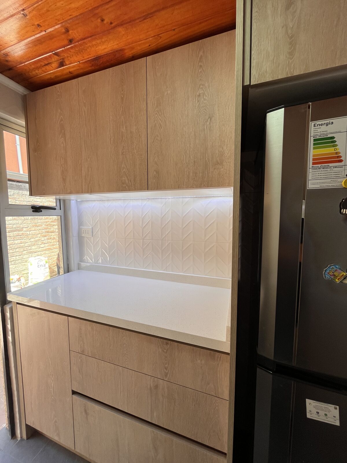 Remodelación de cocina con mobiliario en melamina, cubierta de cuarzo e iluminación LED en Talca
