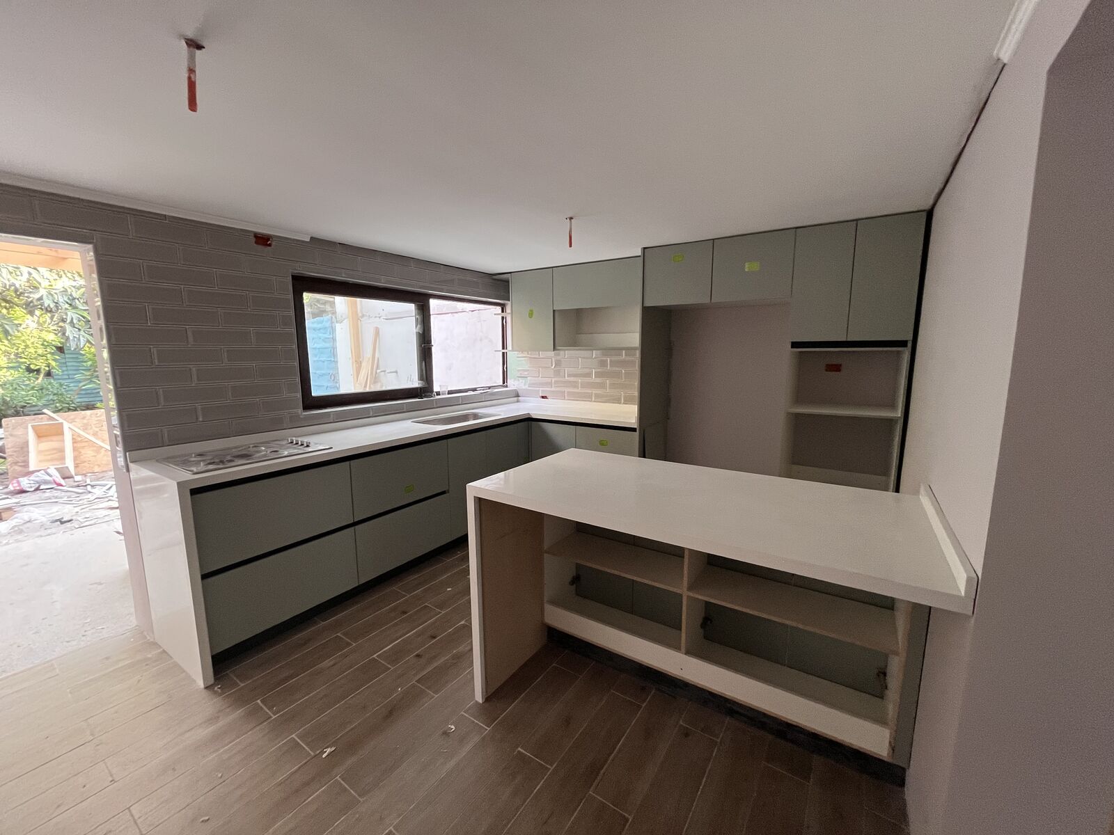 Remodelación completa de cocina con isla, muebles a medida y cubierta de cuarzo en Talca