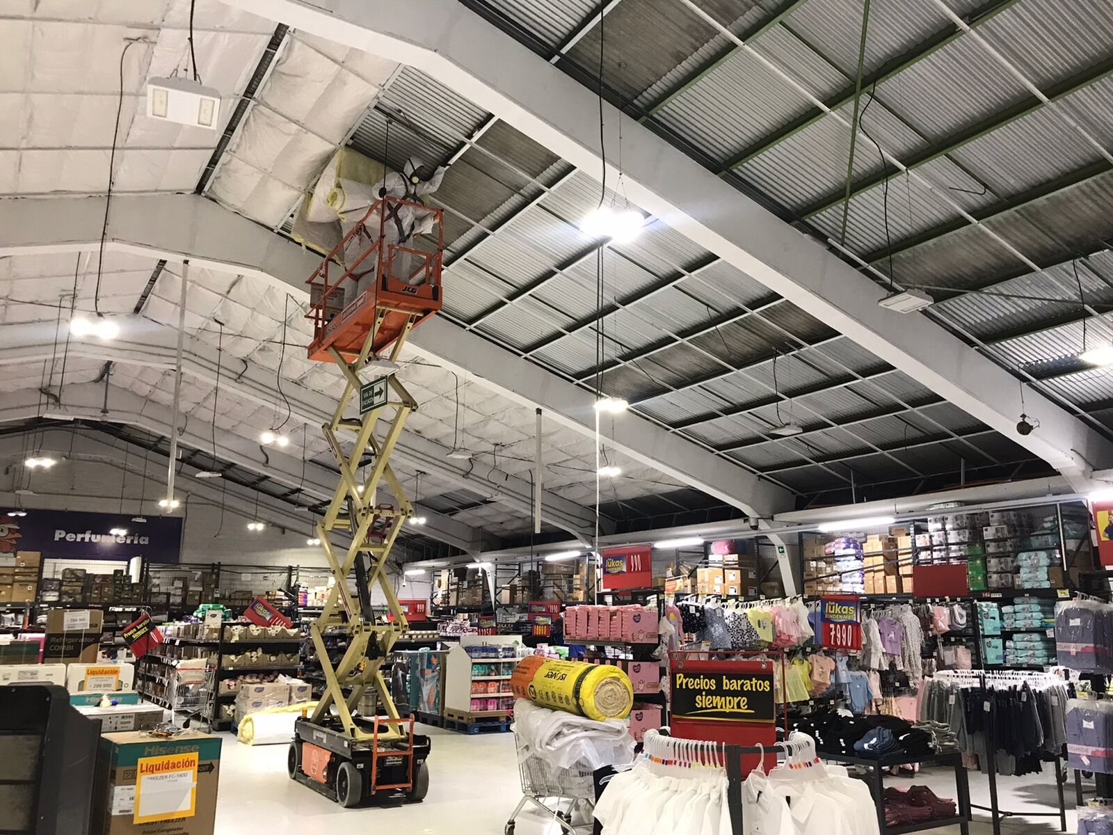 Revestimiento interior de cubierta en supermercado Acuenta de Linares ejecutado por GHM Civil