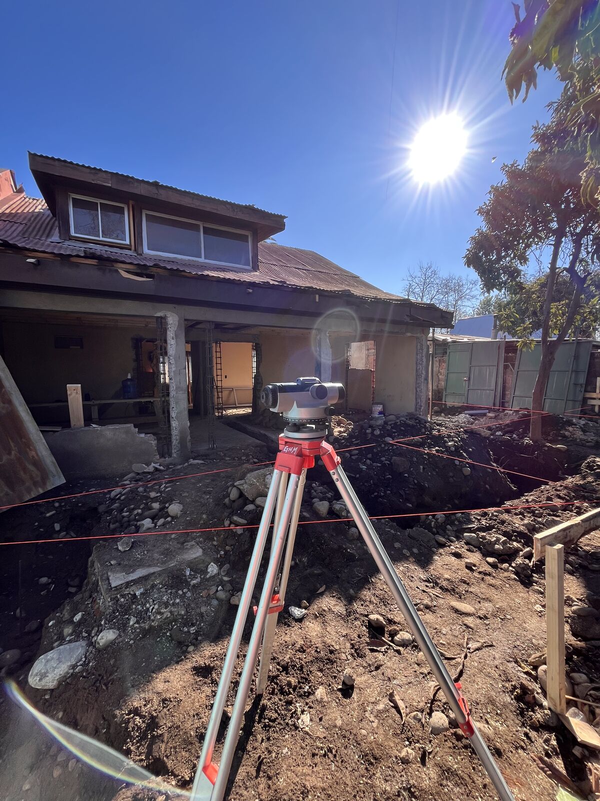 Nivel óptico en terreno para proyecto de ampliación y remodelación de vivienda unifamiliar en Talca